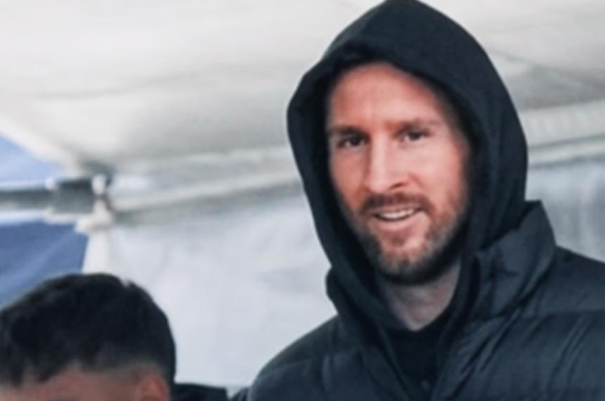 Leo fue a ver un partido de la Primera C con su hijo