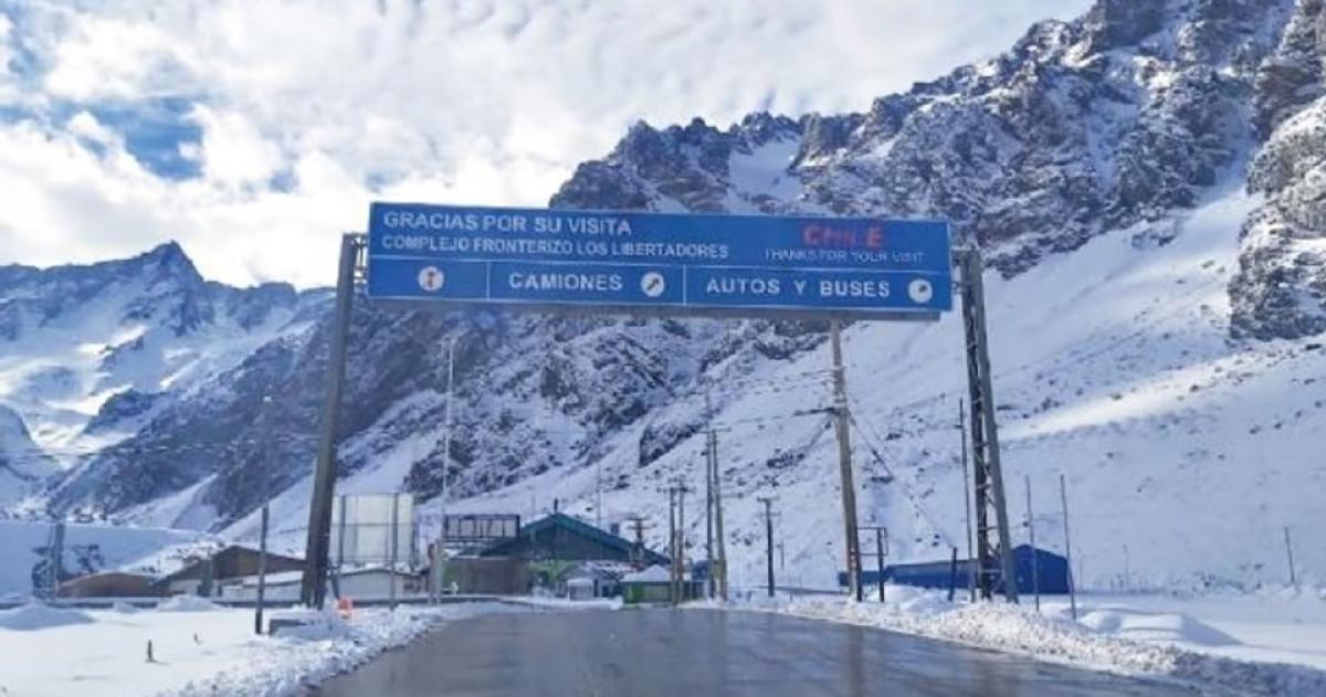 La nieve bloquea muchos pasos fronterizos
