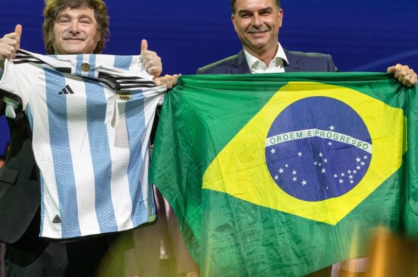 El Presidente Javier Milei en el acto de campaña de Flavio Bolsonaro Hubo insultos a Lula