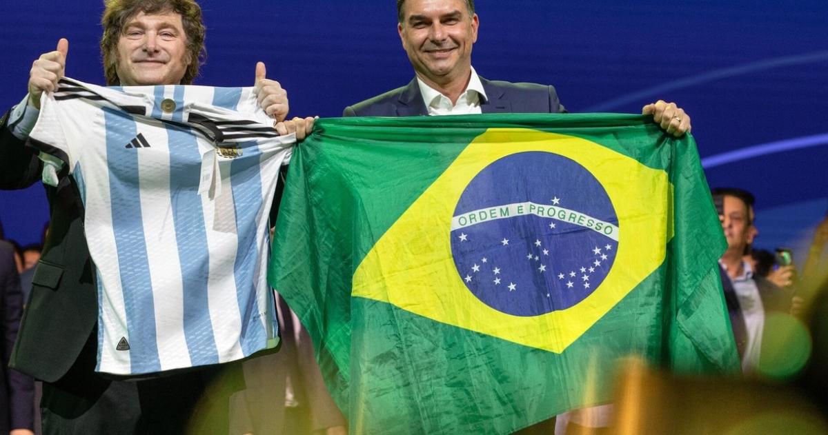 El Presidente Javier Milei en el acto de campaña de Flavio Bolsonaro Hubo insultos a Lula