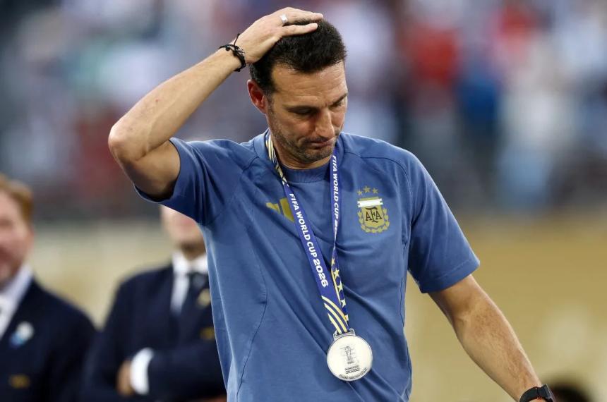 Lionel Scaloni con la medalla de plata tras la final del Mundial