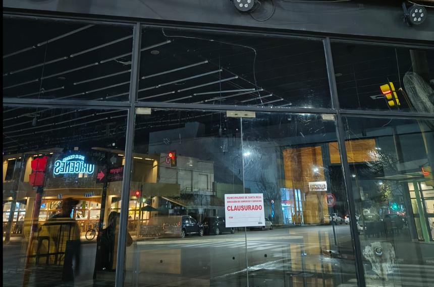 El pub santarroseño este lunes a la noche con la faja de clausura puesta