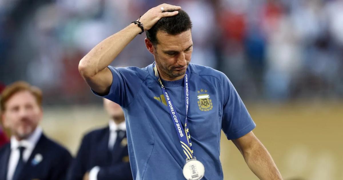 Lionel Scaloni con la medalla de plata tras la final del Mundial