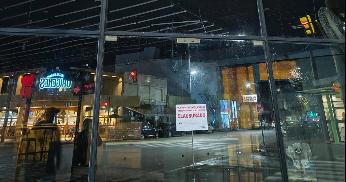 El pub santarroseño este lunes a la noche con la faja de clausura puesta