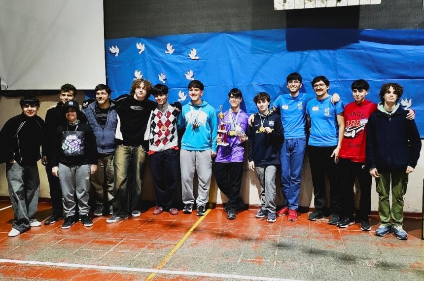 Ganadores y organizadores del encuentro de speedcubing en Santa Rosa