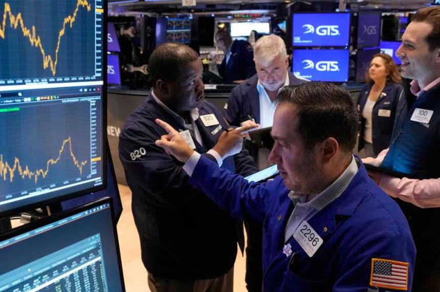 Los bonos soberanos y las acciones argentinas registraron una jornada positiva mientras el riesgo país descendió a 430 puntos en un contexto de mejora de los mercados internacionales
