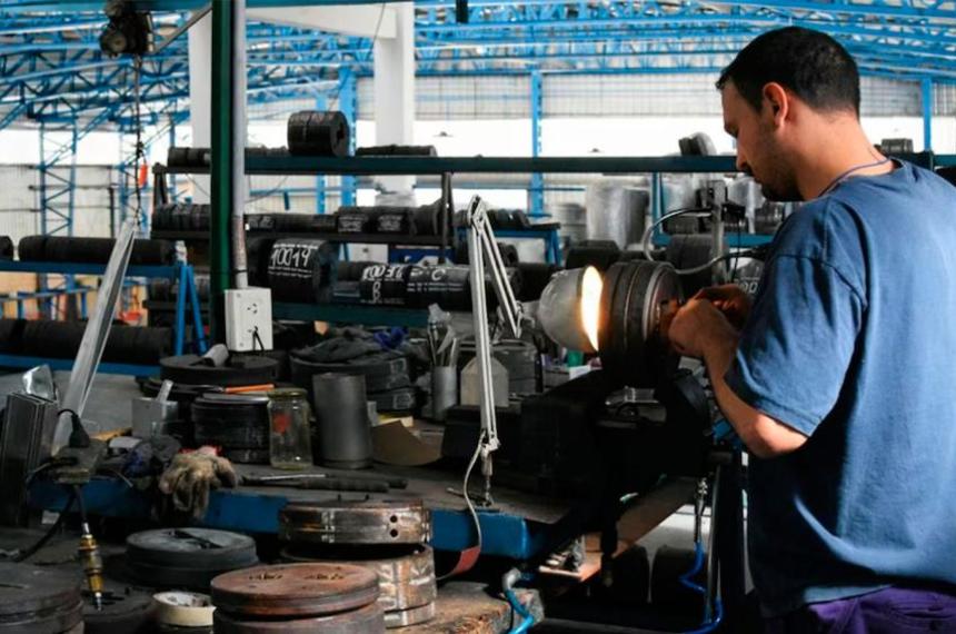 La actividad industrial volvió a mostrar un desempeño dispar en junio- mientras algunos sectores comenzaron a recuperarse la construcción los textiles y la maquinaria contin�an registrando fuertes caídas