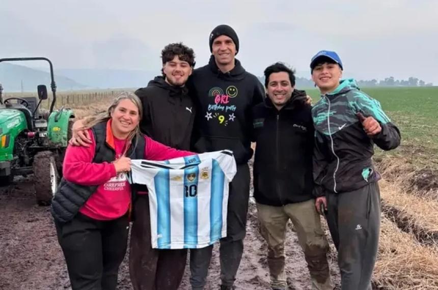 El rescate en el barro al Dibu Martínez que terminó con un regalo inolvidable