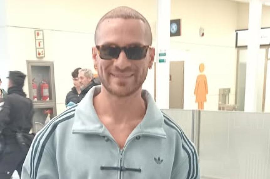 Alexis Mac Allister en el aeropuerto de Santa Rosa este martes