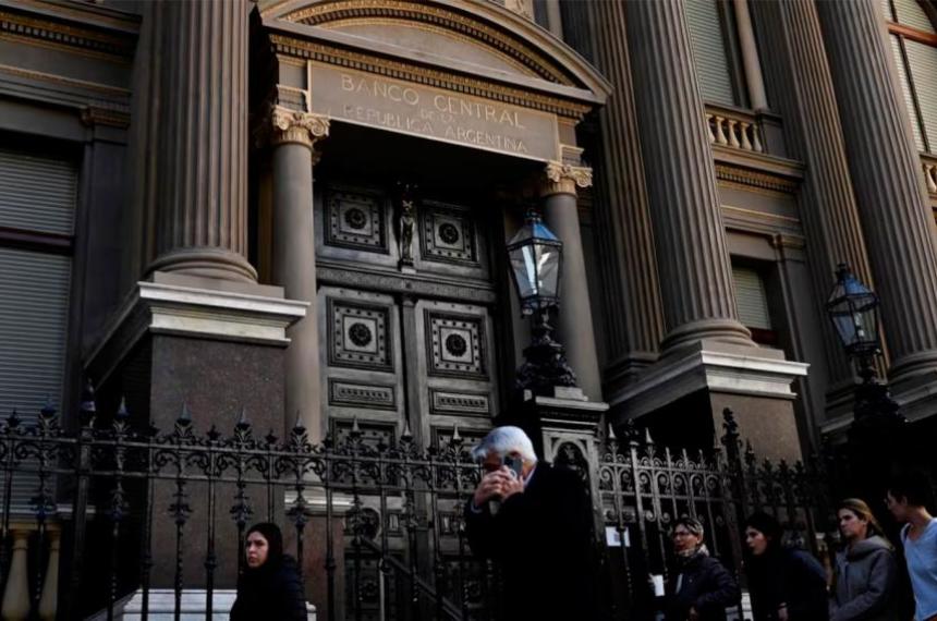 El Banco Central interrumpió una extensa racha de compras de divisas en una jornada en la que el dólar mostró presión y el riesgo país volvió a subir