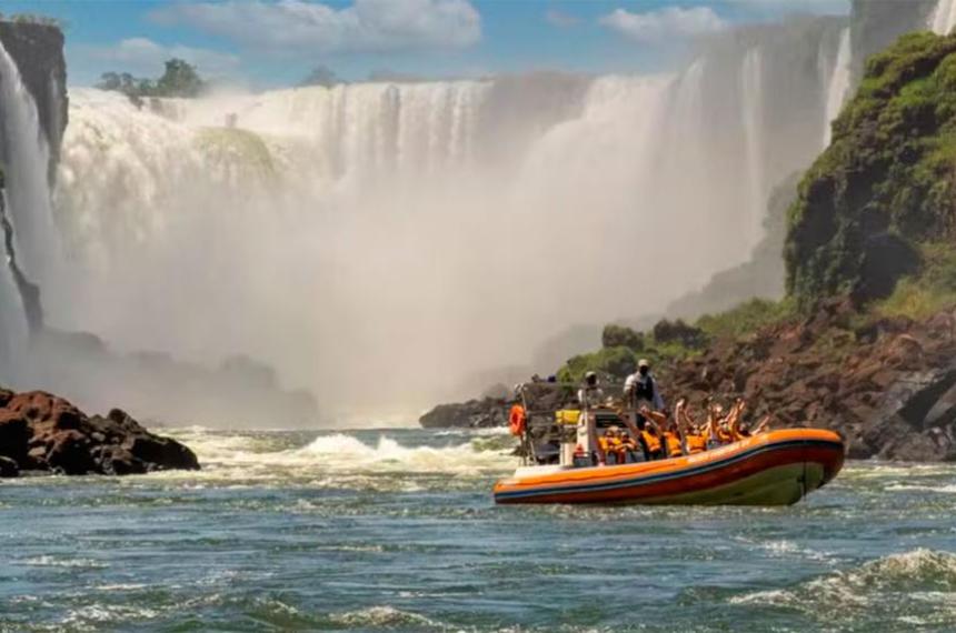 Equipos de rescate trabajaron durante varias horas tras el vuelco de una embarcación turística en las Cataratas del Iguaz� un accidente que dejó como saldo la muerte de un joven turista neerlandés