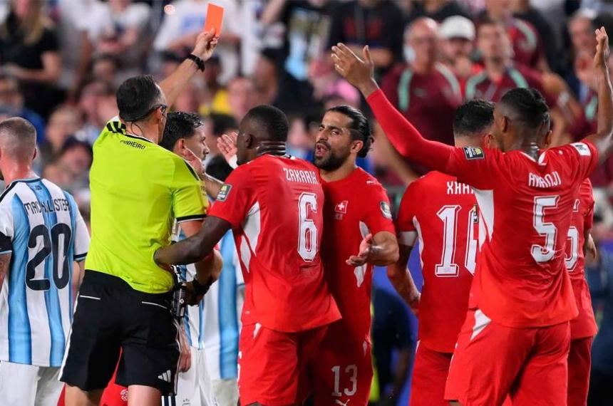 La IFAB aclaró el alcance del protocolo del VAR y dejó en evidencia que la expulsión del delantero suizo Breel Embolo durante el duelo ante Argentina no se ajustó al reglamento vigente