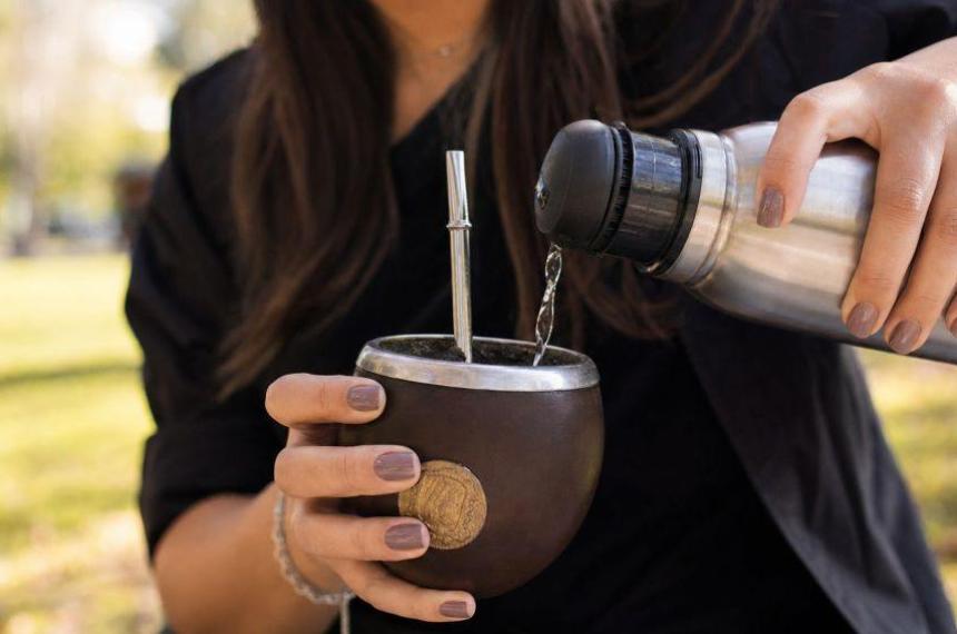 Preparar el mate con agua a la temperatura adecuada y consumirlo con moderación son dos de las principales claves para disfrutar la infusión sin molestias digestivas