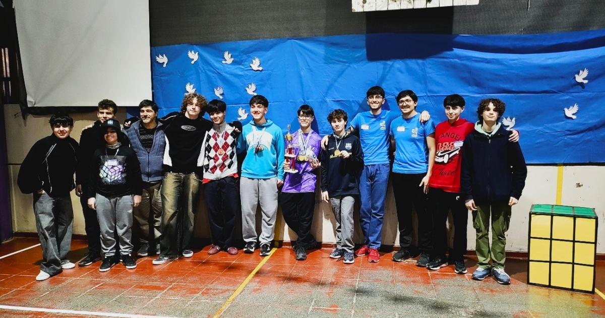 Ganadores y organizadores del encuentro de speedcubing en Santa Rosa