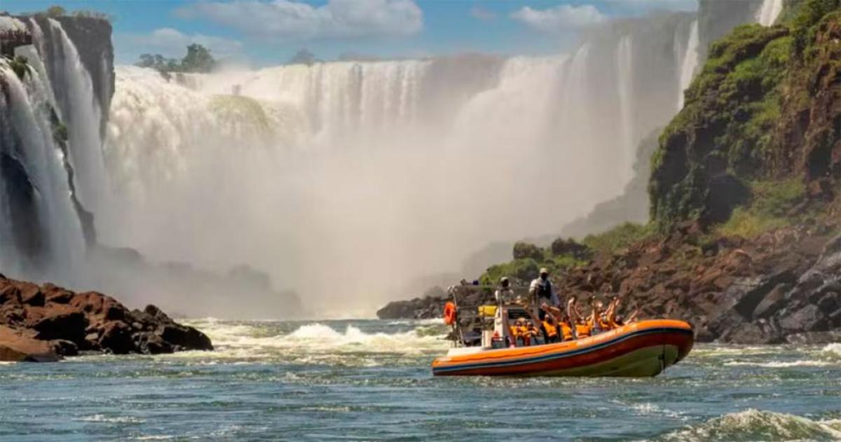 Equipos de rescate trabajaron durante varias horas tras el vuelco de una embarcación turística en las Cataratas del Iguaz� un accidente que dejó como saldo la muerte de un joven turista neerlandés