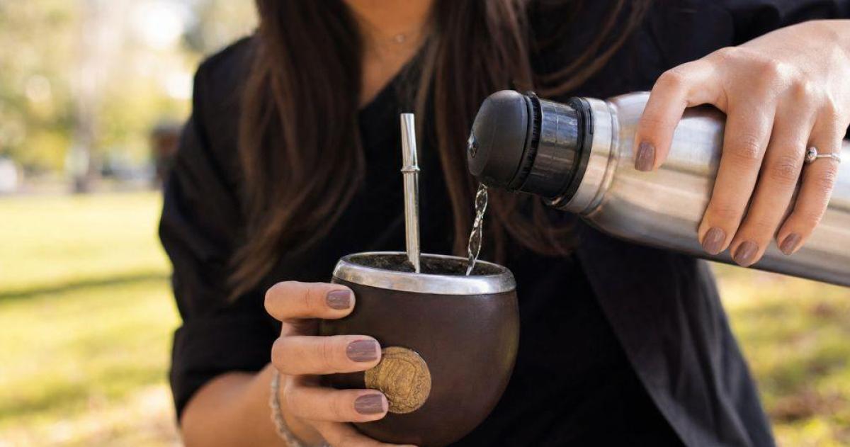 Preparar el mate con agua a la temperatura adecuada y consumirlo con moderación son dos de las principales claves para disfrutar la infusión sin molestias digestivas
