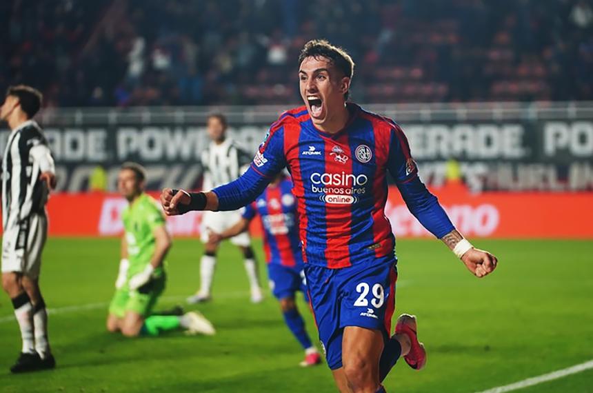 Auzmendi celebra su gol cuando solo faltaban cuatro minutos para finalizar el encuentro