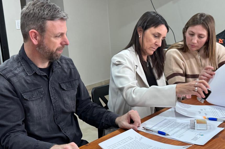 La firma fue encabezada por el secretario de Energía y Minería Matías Toso junto a la presidenta del Club Deportivo y Cultural La Adela Jorgelina Pesce