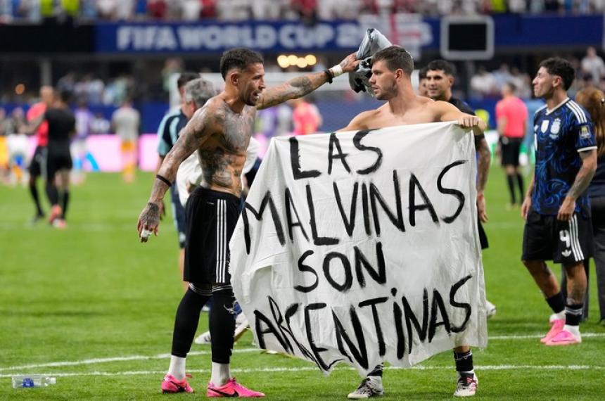 La bandera que mostraron los jugadores al final de la hazaña deportiva contra Inglaterra