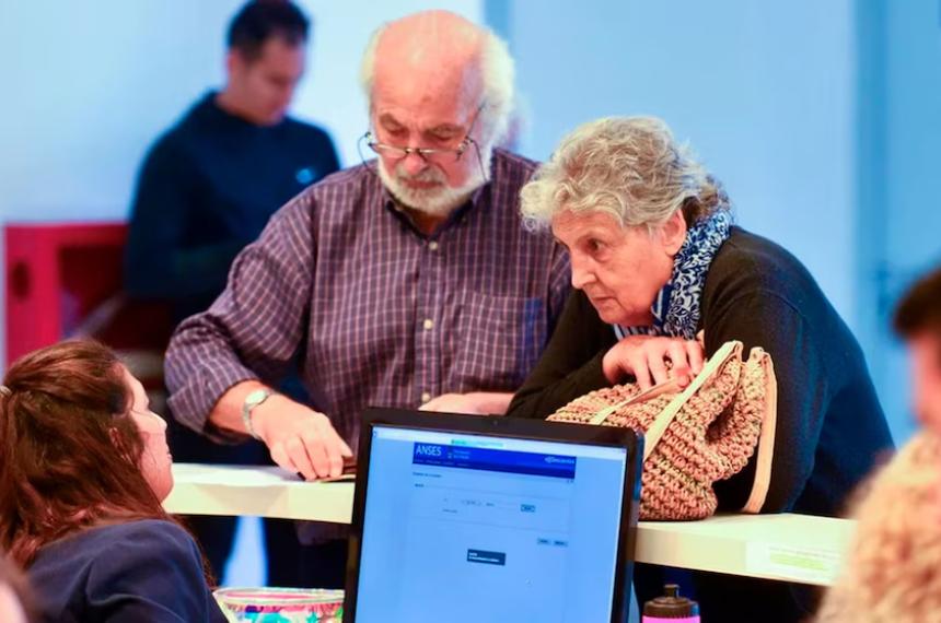 Sobre un universo de m�s de 9 millones de personas en edad de jubilarse varones mayores de 65 años y mujeres mayores de 60 el 446-en-porciento- mantiene actualmente saldos de financiamiento activos