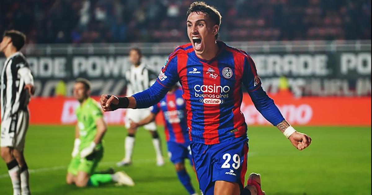 Auzmendi celebra su gol cuando solo faltaban cuatro minutos para finalizar el encuentro