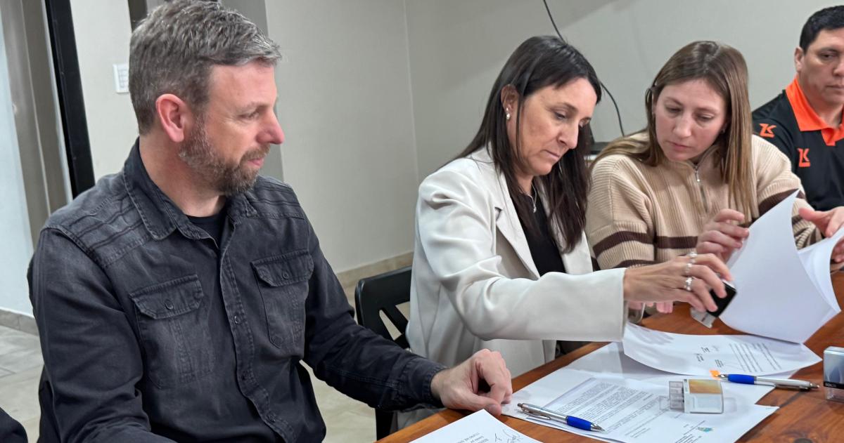 La firma fue encabezada por el secretario de Energía y Minería Matías Toso junto a la presidenta del Club Deportivo y Cultural La Adela Jorgelina Pesce