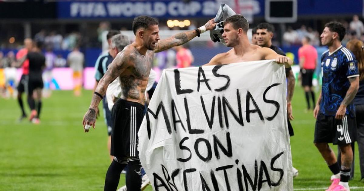 La bandera que mostraron los jugadores al final de la hazaña deportiva contra Inglaterra