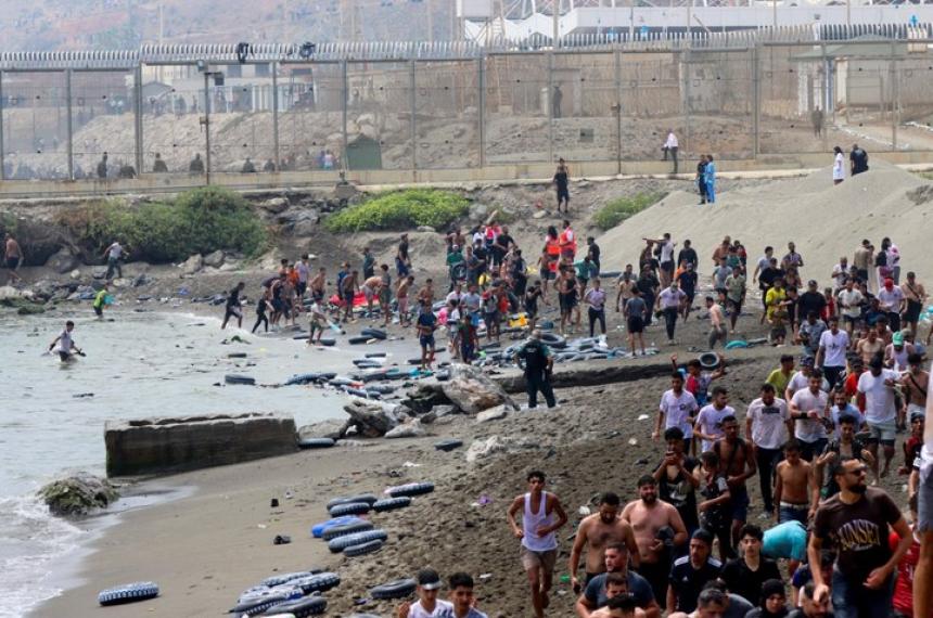 Cientos de inmigrantes cruzaron a Ceuta desde Marruecos