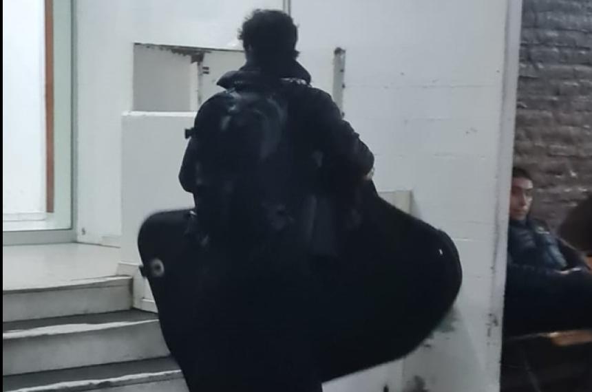 El bolso en el que llevaba la bicicleta estaba permitido pero los choferes no lo dejaron subir