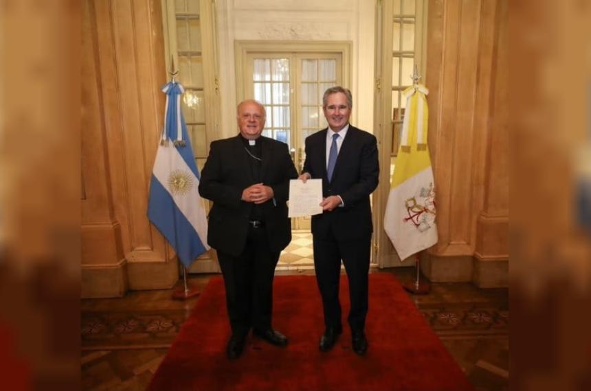 El canciller Pablo Quirno y el nuncio apostólico Michael Wallace Banach