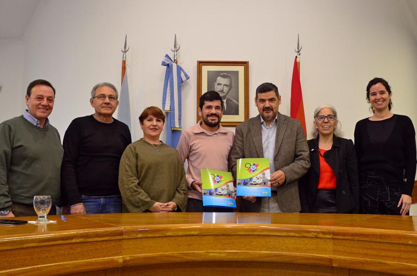 El convenio se firmó en el salón del Consejo de la CPE