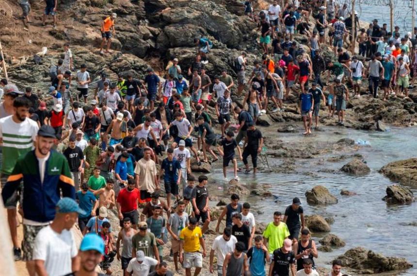 Miles de migrantes cruzaron desde Marruecos hacia Ceuta durante una crisis que dejó decenas de muertos y reabrió el debate sobre el control de las fronteras exteriores de la Unión Europea
