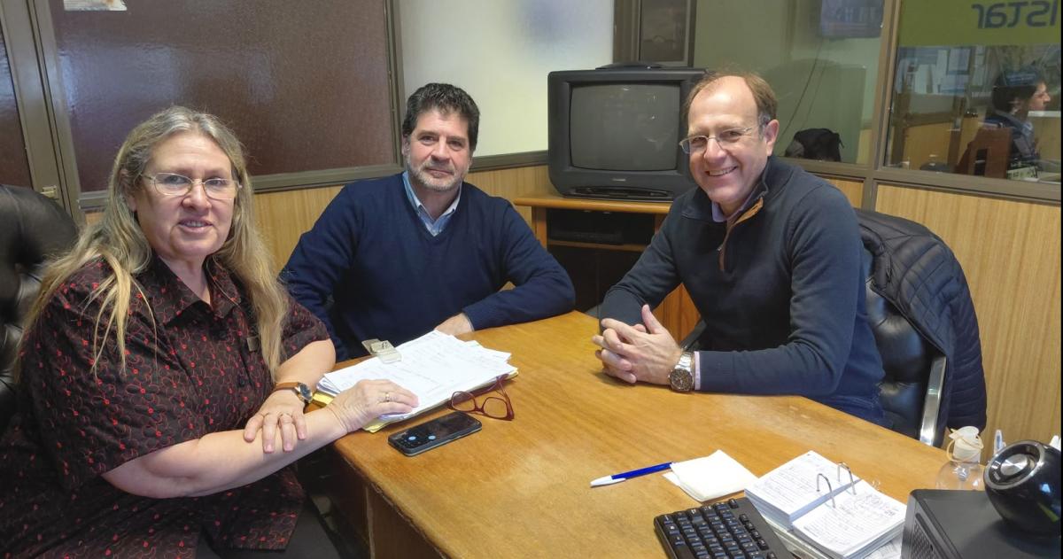 Fabi�n Bruna visitó la Cooperativa de Riglos En la foto con Abel Argüello y la gerenta general Fabiana García