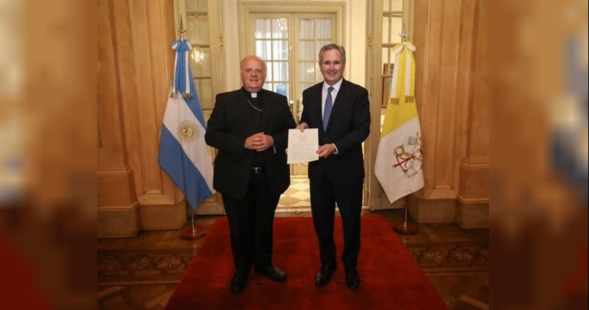 El canciller Pablo Quirno y el nuncio apostólico Michael Wallace Banach