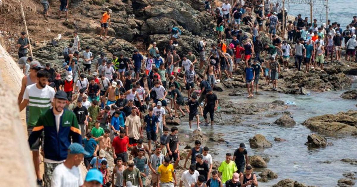 Miles de migrantes cruzaron desde Marruecos hacia Ceuta durante una crisis que dejó decenas de muertos y reabrió el debate sobre el control de las fronteras exteriores de la Unión Europea