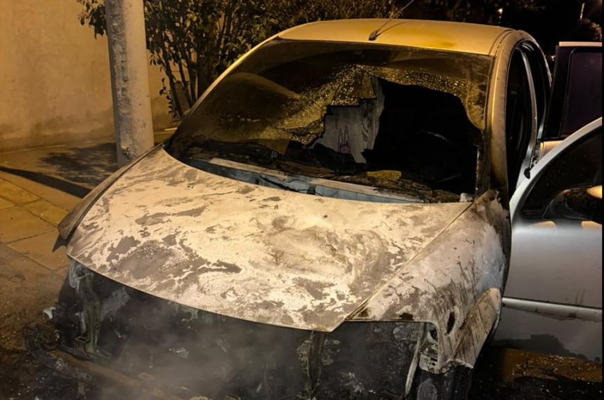 El vehículo quedó destruído por las llamas