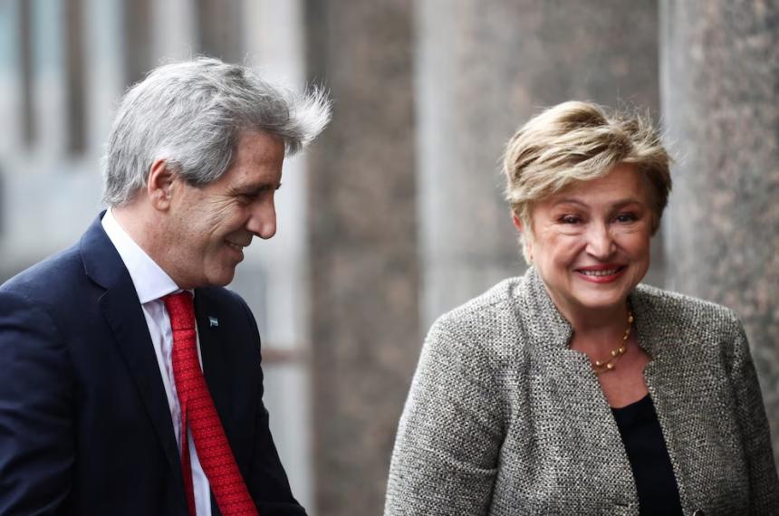 La titular del FMI Kristalina Georgieva con el ministro de Economía Luis Caputo al lado definió bajar la mora ampliar el mercado de capitales y avanzar en infraestructura como prioridades para reactivar la economía