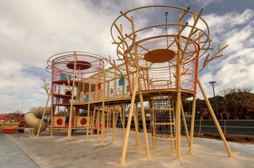 Nuevos juegos y una calesita son algunas de las novedades en el Parque Lineal