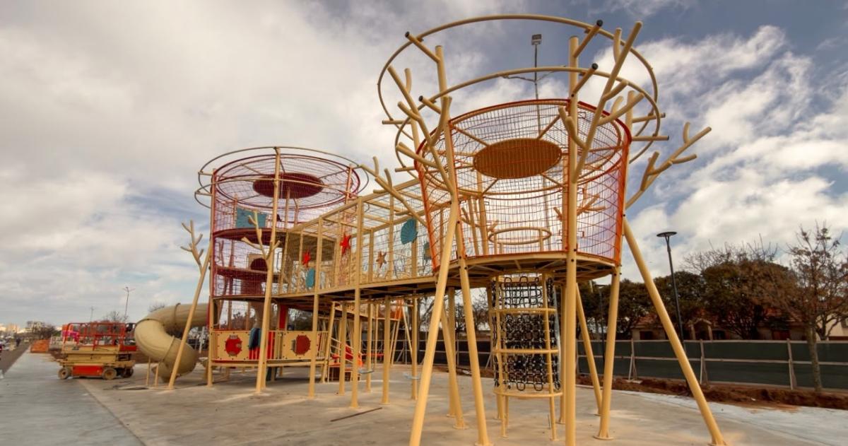 Nuevos juegos y una calesita son algunas de las novedades en el Parque Lineal