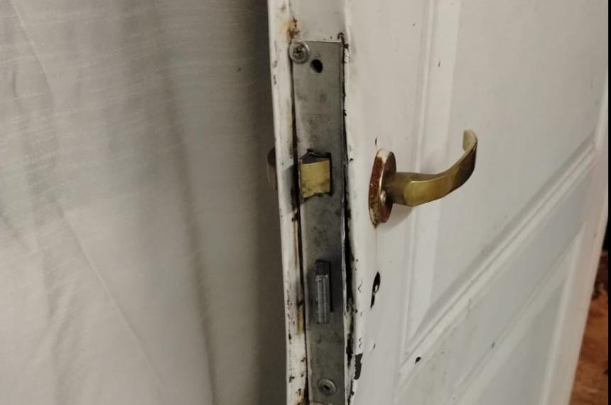 La puerta dañada por el ladrón para llevarse varios elementos