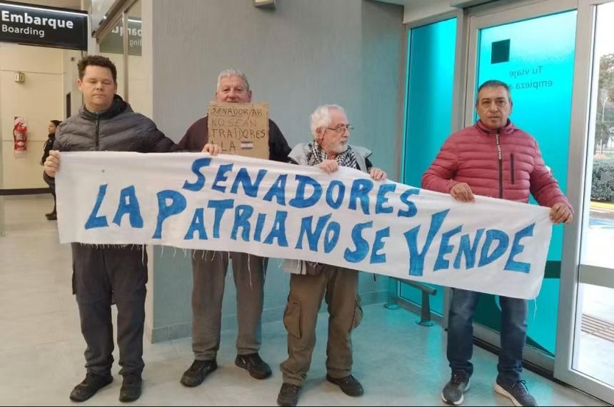Los militantes que pidieron a la senadora del PRO Victoria Huala y al senador de la UCR Daniel Kroneberger que no voten la ley de Tierras