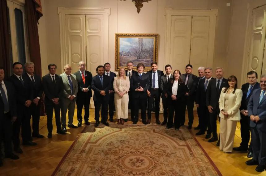Milei con algunos de los gobernadores en la Casa Rosada
