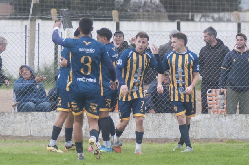 Los de Trenel le ganaron a Pico FBC y por el empate de Ferro saltaron al liderazgo