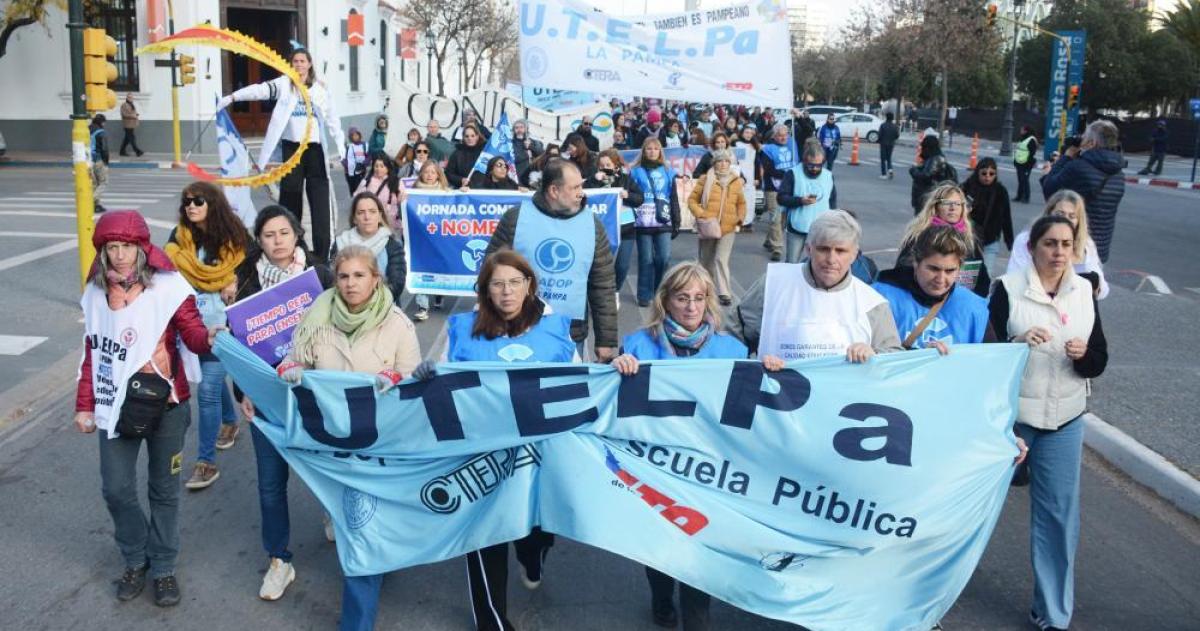 Los gremios docentes van a la huelga en reclamo de paritarias subas salariales y la restitución del FONID