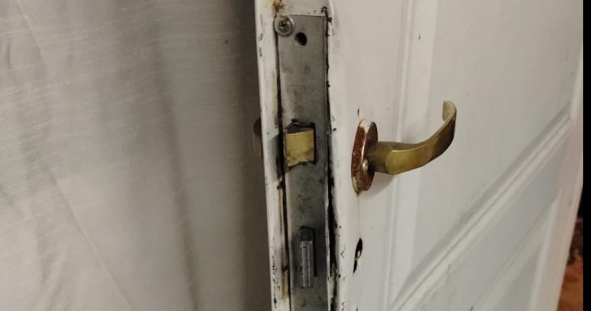 La puerta dañada por el ladrón para llevarse varios elementos