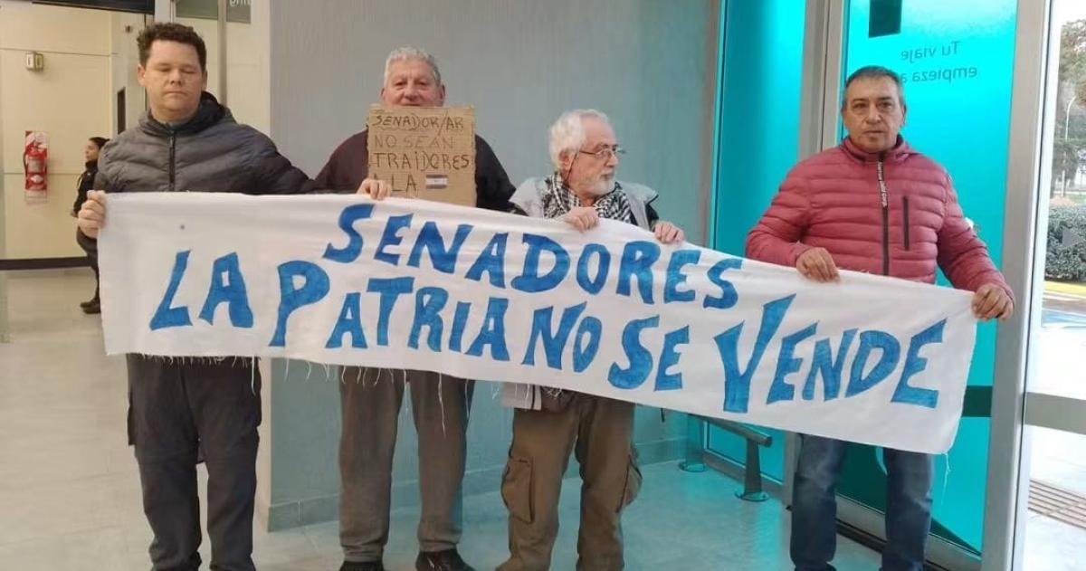 Los militantes que pidieron a la senadora del PRO Victoria Huala y al senador de la UCR Daniel Kroneberger que no voten la ley de Tierras