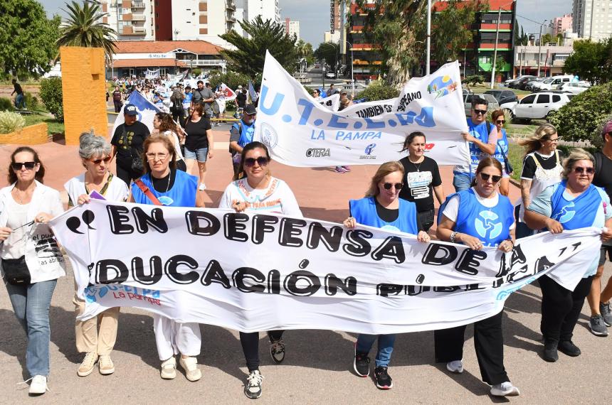 Los gremios docentes van a la huelga en reclamo de paritarias subas salariales y la restitución del FONID