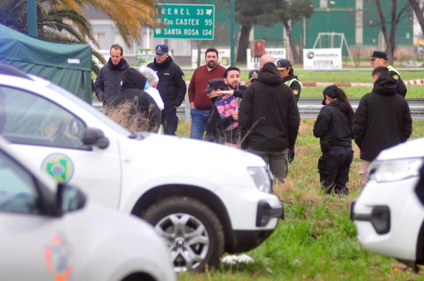 El intenso rastrillaje en el canal de desagüe de Brunengo y calle 9 donde fue hallado un cuerpo