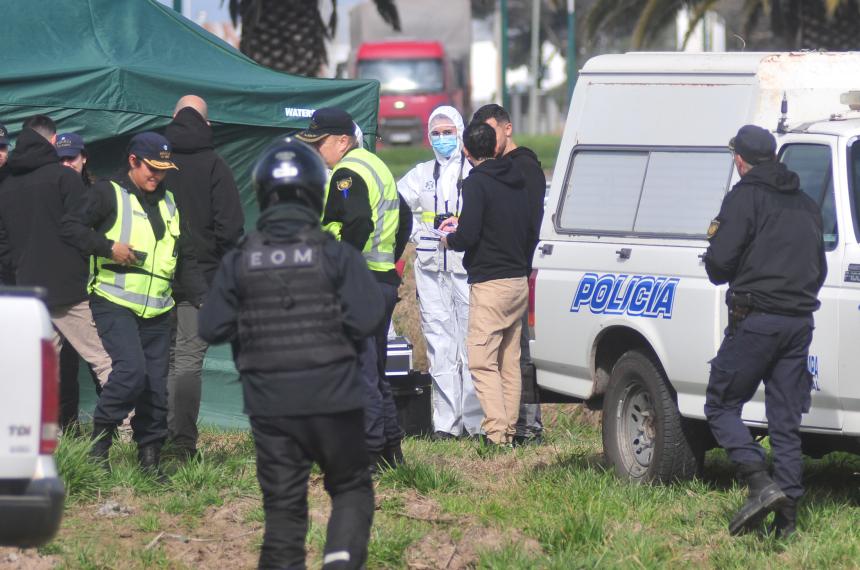 El intenso rastrillaje en el canal de desagüe de Brunengo y calle 9 donde fue hallado un cuerpo