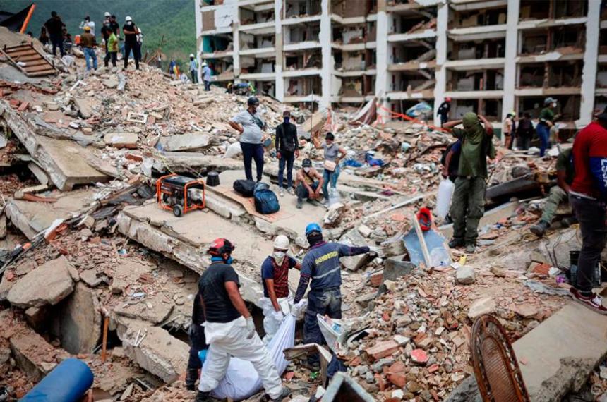 Equipos de rescate contin�an trabajando entre los escombros en La Guaira el estado m�s afectado por los terremotos que dejaron m�s de 6100 muertos en Venezuela